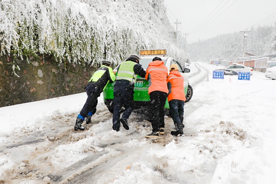 贵州天柱：闻“雪”而动 交通部门全力除雪保畅通_fororder_工作人员帮助司机推车.JPG