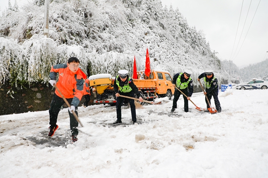 贵州天柱：闻“雪”而动 交通部门全力除雪保畅通_fororder_工作人员在扫雪除冰1.JPG