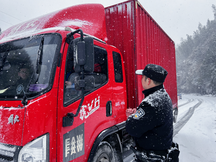 广西各地公安民警闻“雪”而动迎寒而上 全力护航人民群众生命财产安全_fororder_图片1