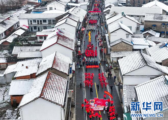 湖北当阳：群众赶场热