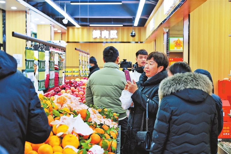 信阳年货市场红红火火迎新年