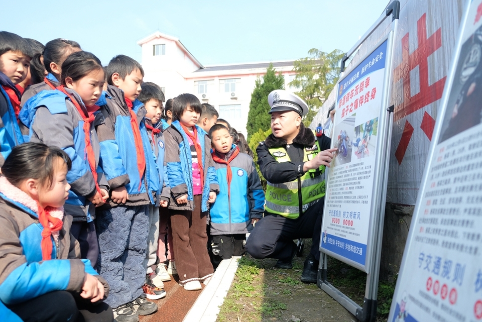 贵州天柱各学校开展“安全第一课 护航新学期”活动_fororder_交警为学生讲解交通安全注意事项.JPG