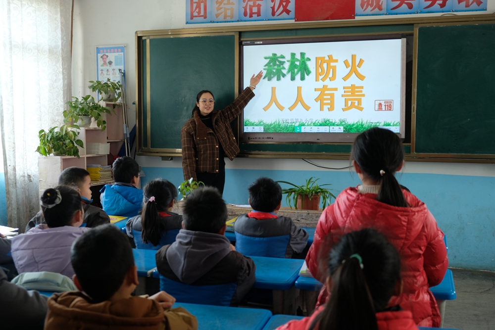 贵州天柱各学校开展“安全第一课 护航新学期”活动_fororder_老师给学生讲森林防火.JPG