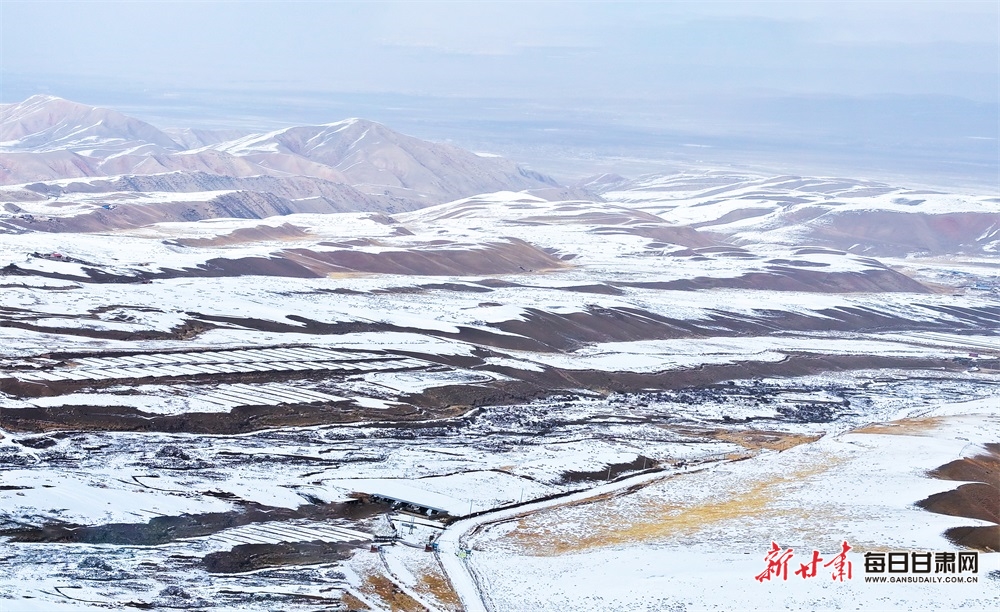 祁连山民乐段：群山巍峨云雾缭绕 春雪着墨宛若画卷_fororder_10