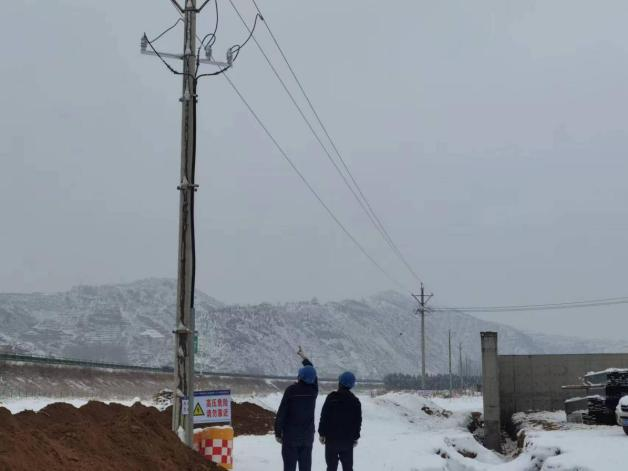 国网绥德县供电公司：顶风冒雪确保榆延高铁绥德段工程可靠供电_fororder_图片10