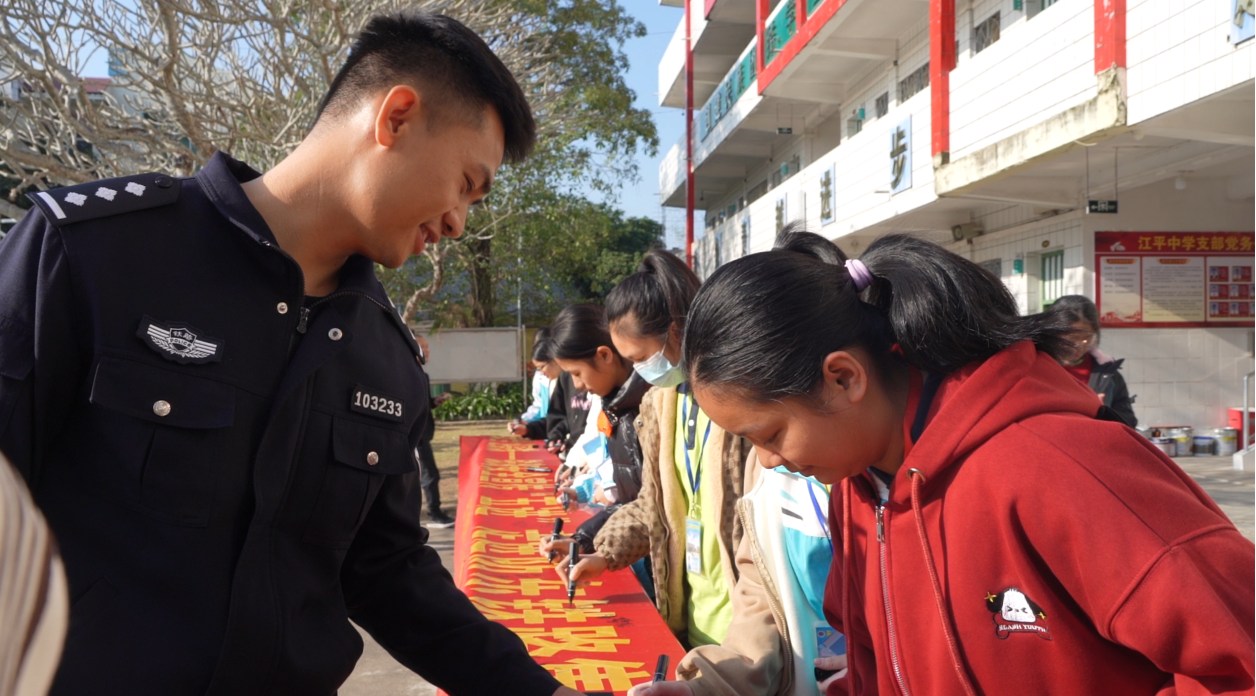 【家在国门边】东兴市站派出所副所长陆思霖：“国门铁警”护航中外旅客“平安路”_fororder_图片3