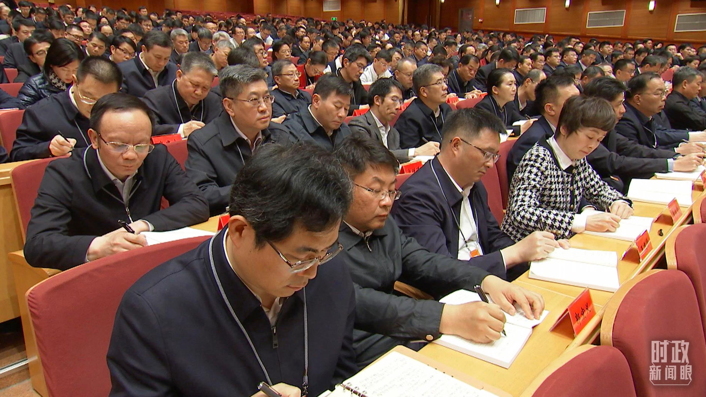 时政新闻眼丨年轻干部怎样健康成长，习近平提出这份“行动指南”