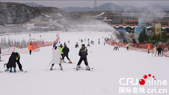 “贵州山居丨沐山风•踏雪‘黔’行”网络传播接力活动在贵阳举行_fororder_滑雪2