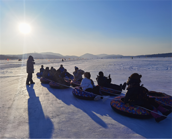 驻沈领事官员和外籍人士走进沈阳市浑南区棋盘山冰雪大世界_fororder_图片3