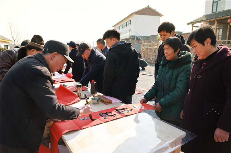 信阳商城：赏民俗 写春联 送福气 欢欢喜喜迎新春_fororder_围观群众当帮手.JPG