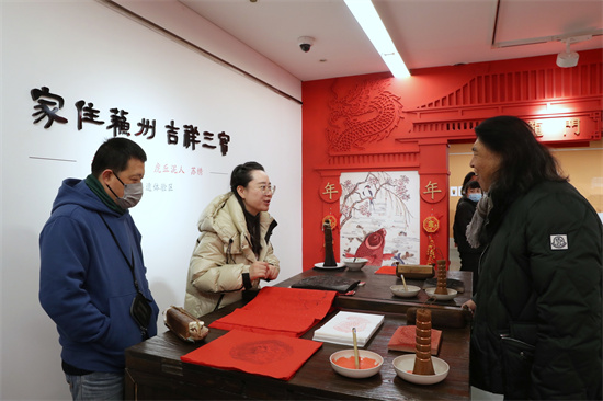 “三宝献礼” 龙年新春工艺美术特展在苏州美术馆启幕_fororder_非遗现场展演