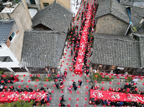 贵州思南：千余人齐聚 载歌载舞迎新年_fororder_微信图片_20240126181043