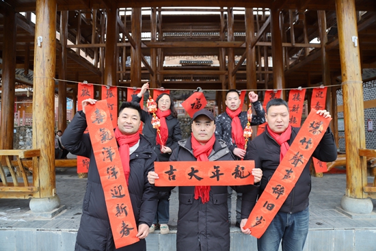 贵州民族大学派驻镇远县报京乡驻村工作队开展“送春联 迎新春”活动_fororder_IMG_0422.JPG