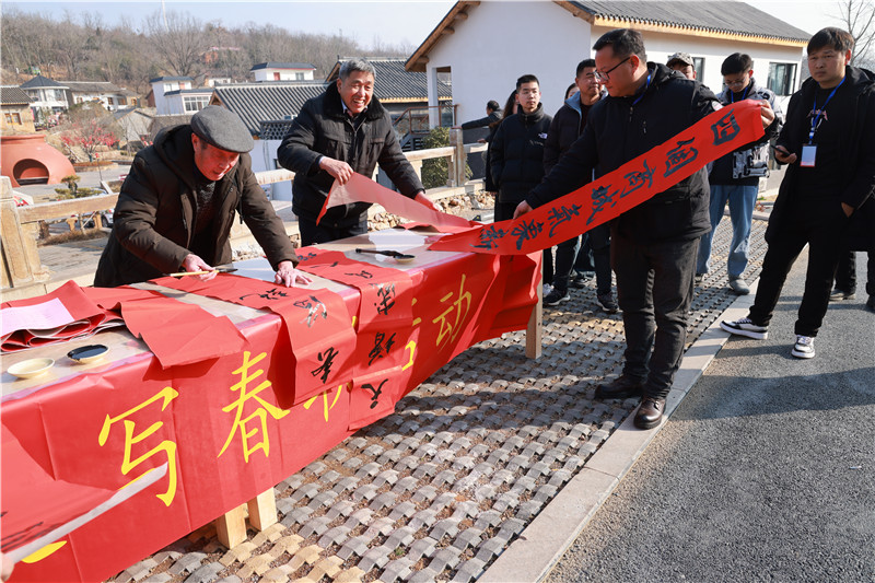 信阳商城：赏民俗 写春联 送福气 欢欢喜喜迎新春_fororder_写春联送福气.JPG