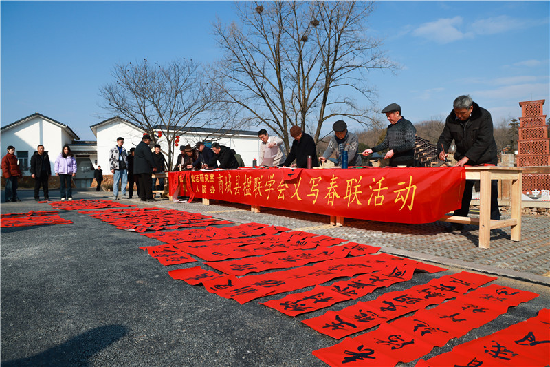 信阳商城：赏民俗 写春联 送福气 欢欢喜喜迎新春_fororder_墨香添年味.JPG