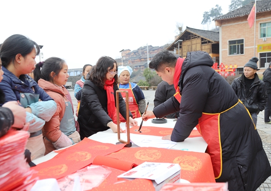 贵州民族大学派驻镇远县报京乡驻村工作队开展“送春联 迎新春”活动_fororder_IMG_0386.JPG