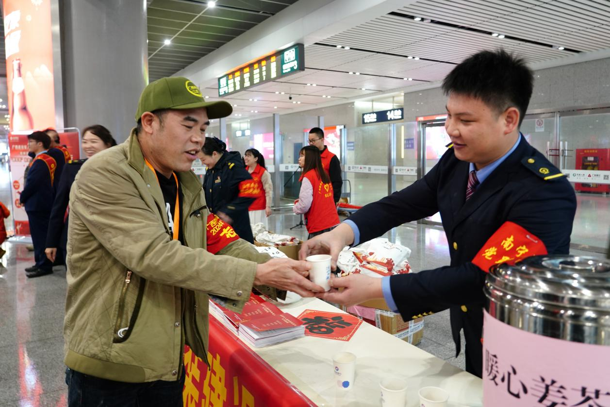 广西迎来今年首趟返乡专列 130名在粤务工退役军人及家属顺利抵邕_fororder_图片5