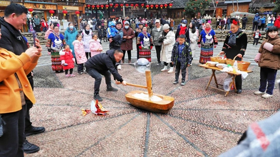 贵州雷山推出51项“瑞龙迎福·年味雷山”春节系列文体旅活动_fororder_打糍粑体验