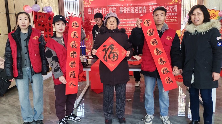 河北唐县：墨香四溢迎新春 书写春联送万福_fororder_书法爱好者们为居民现场赠送春联