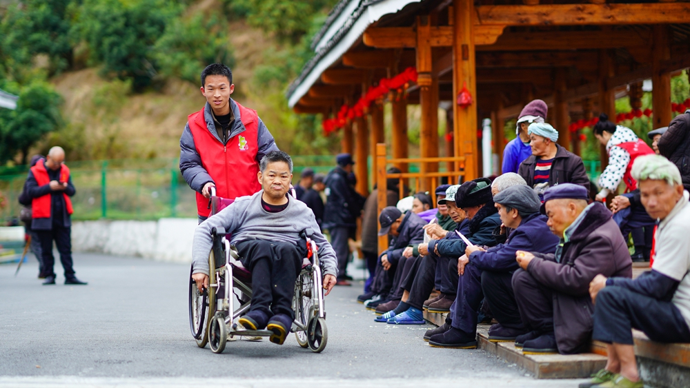 贵州榕江为老人提供健康义诊服务 以实际行动弘扬雷锋精神_fororder_2024年3月5日，在贵州省黔东南苗族侗族自治州榕江县敬老院，青年志愿者正服务行动不便的老人。.JPG