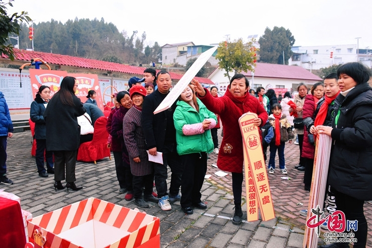 （转载）看演出吃团圆饭 四川中江这场“村”晚不一般