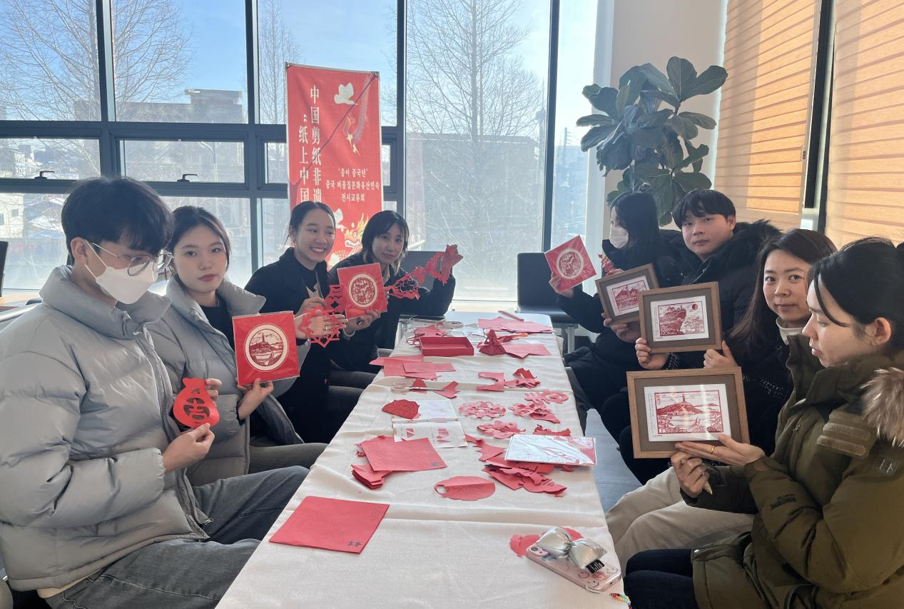 [Hi, Shandong] В городе Кунсан, Республика Корея, были проведены специальные мероприятия «Китайский Новый год на бумаге», посвященная народному нематериальному культурному наследию Китая–  выставка Яньтайских вырезок из бумаги._fororder_图片1