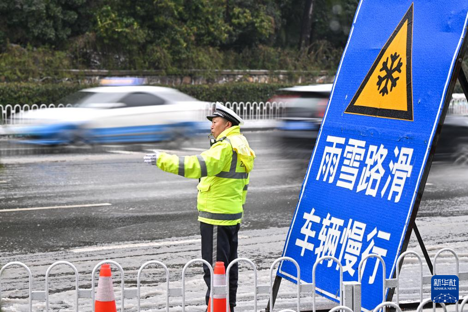 湖北：雨雪中的温暖守护