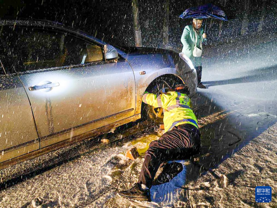 湖北：雨雪中的温暖守护