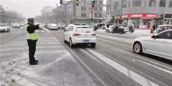 开封市杞县交警大队：顶风冒雪斗严寒 全力以赴保畅通_fororder_图片3