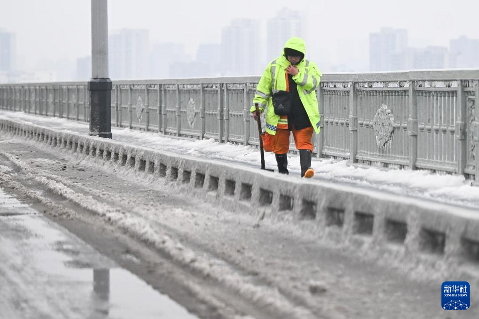 湖北：雨雪中的温暖守护