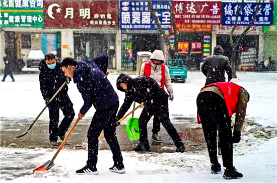 驻马店正阳：冰雪路段飘起“志愿红”_fororder_图片6