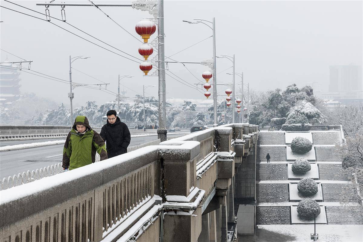 雪中江城宛如水墨画 市民打卡武汉地标