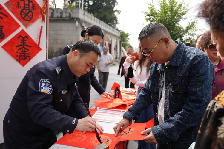 国门送福 温暖海外游子回家路_fororder_图片10