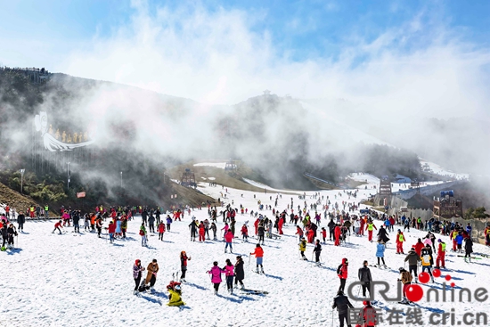 贵州六盘水：从山顶到山底 解锁“南国冰雪城”的冬日限定快乐_fororder_玉舍雪山滑雪场·王贵军  摄 (10)