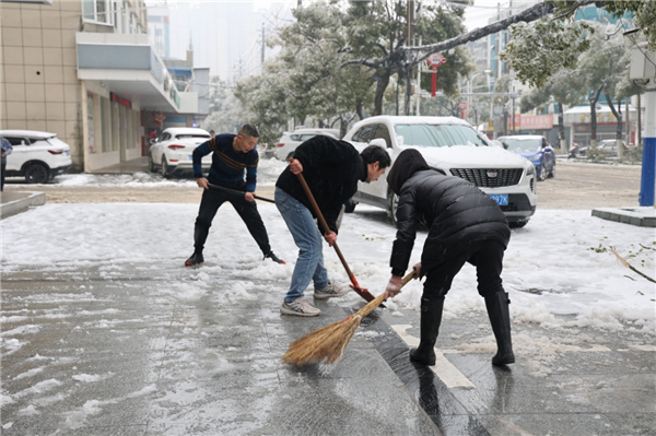 湖北洪湖烟草专卖局主动响应 铲雪除冰护航群众出行路_fororder_图片2