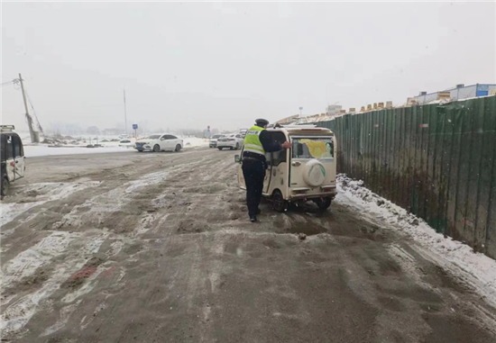 开封市杞县交警大队：顶风冒雪斗严寒 全力以赴保畅通_fororder_图片2