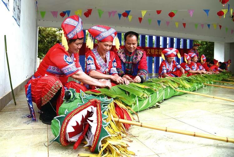 南宁：编制芭蕉香火龙 传承非遗迎新春