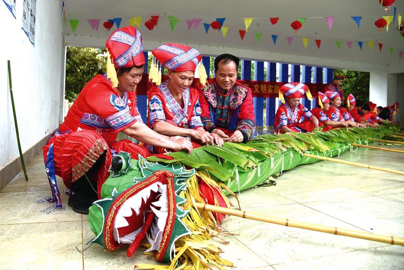 南宁：编制芭蕉香火龙 传承非遗迎新春