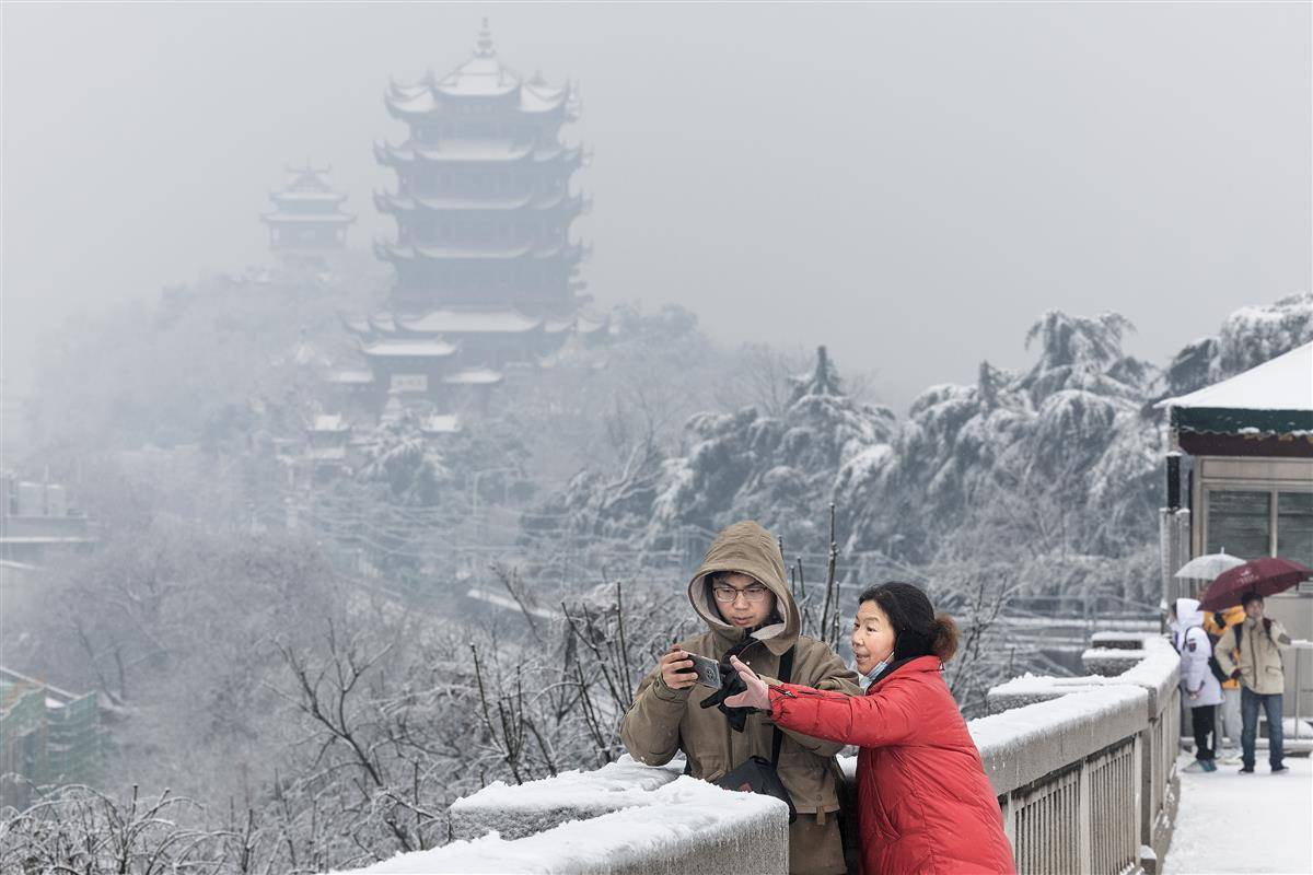 雪中江城宛如水墨画 市民打卡武汉地标