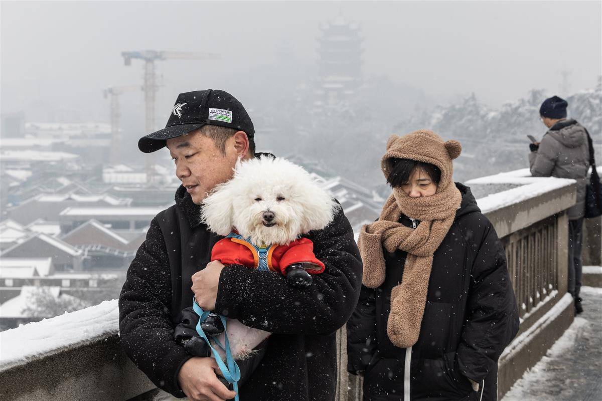 雪中江城宛如水墨画 市民打卡武汉地标