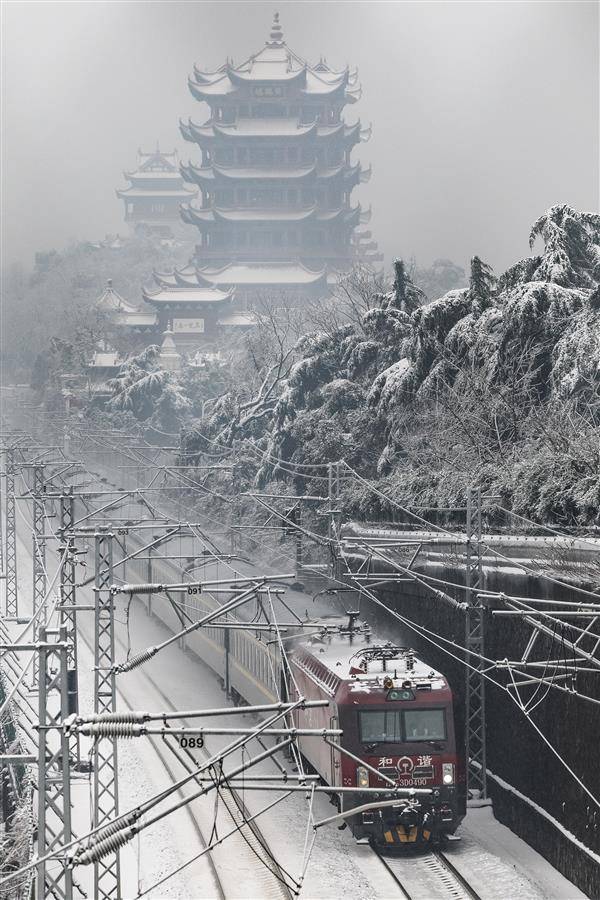 雪中江城宛如水墨画 市民打卡武汉地标