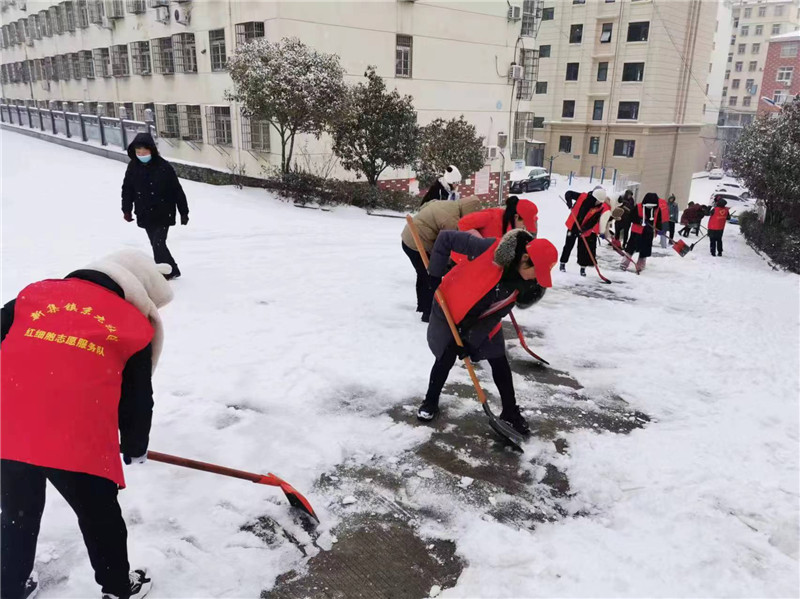 信阳新县：众志成城战风雪 全力以赴保平安_fororder_扫雪除冰行动