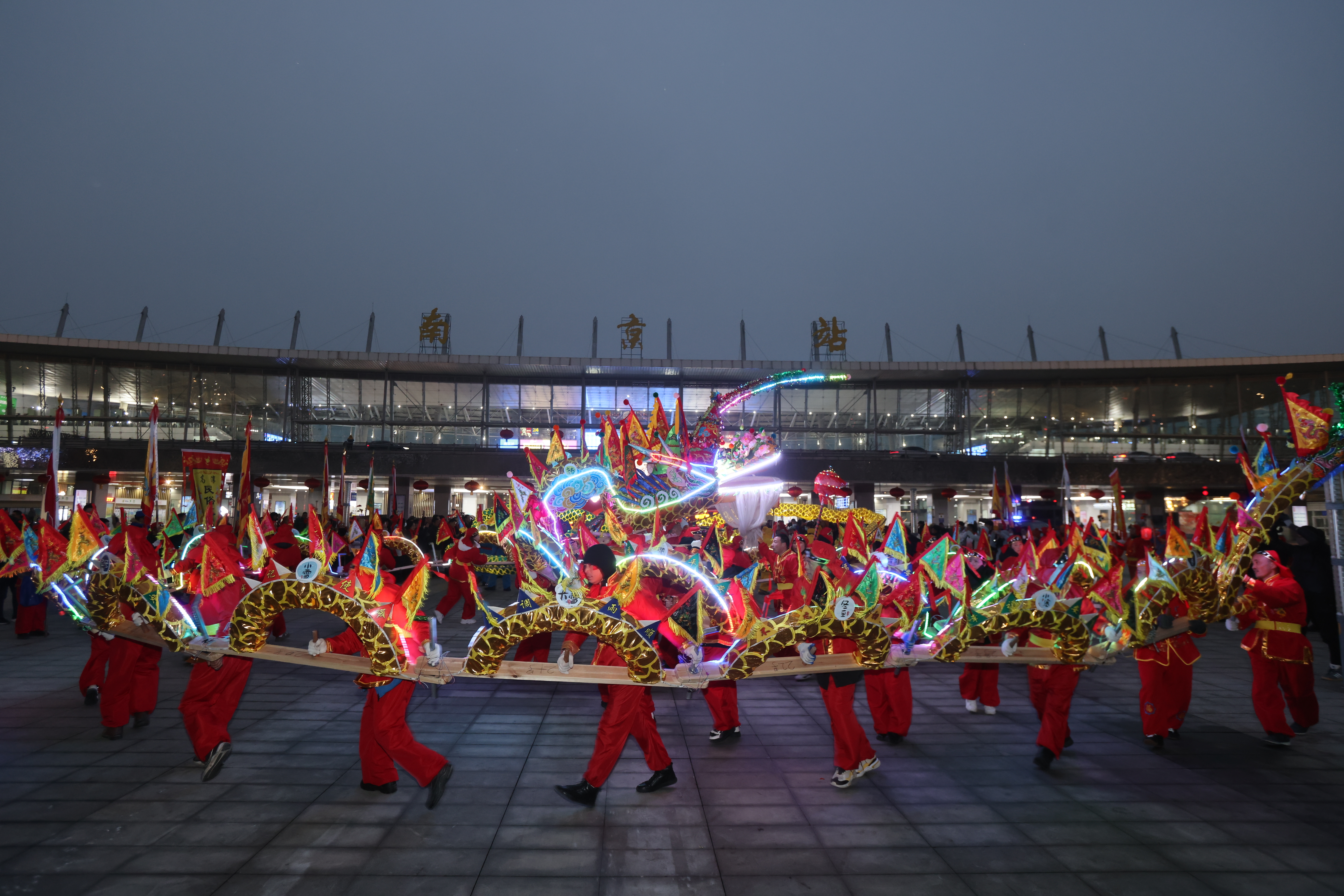 龙盘虎踞 舞龙大会在南京点亮“中国龙”