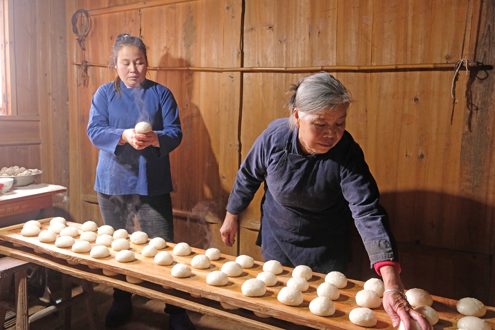 贵州天柱：苗乡侗寨年味浓_fororder_天柱县邦洞街道鱼塘村民捏年粑。.JPG