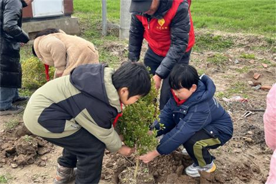 南通启东：退役不褪色 植树践初心_fororder_图片1