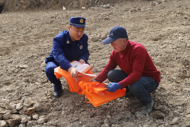 陇南西和：消防宣传员走进田间地头宣传春季防火知识_fororder_1