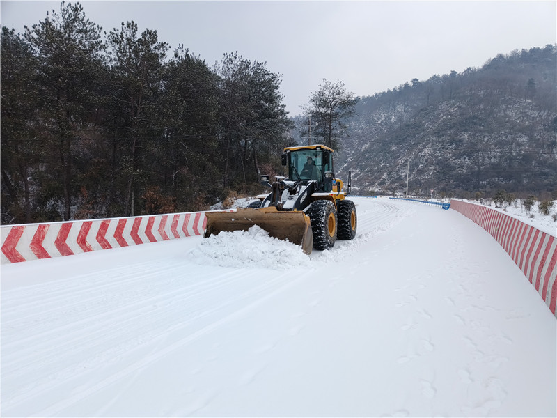 信阳新县：众志成城战风雪 全力以赴保平安_fororder_乡镇主路积雪清理