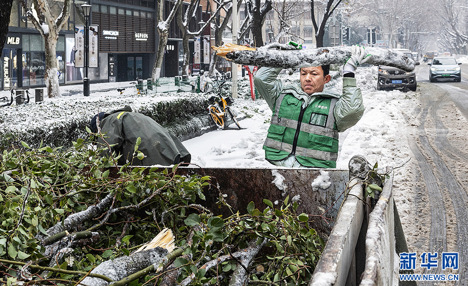 武汉园林开启24小时作业模式迎战冰雪