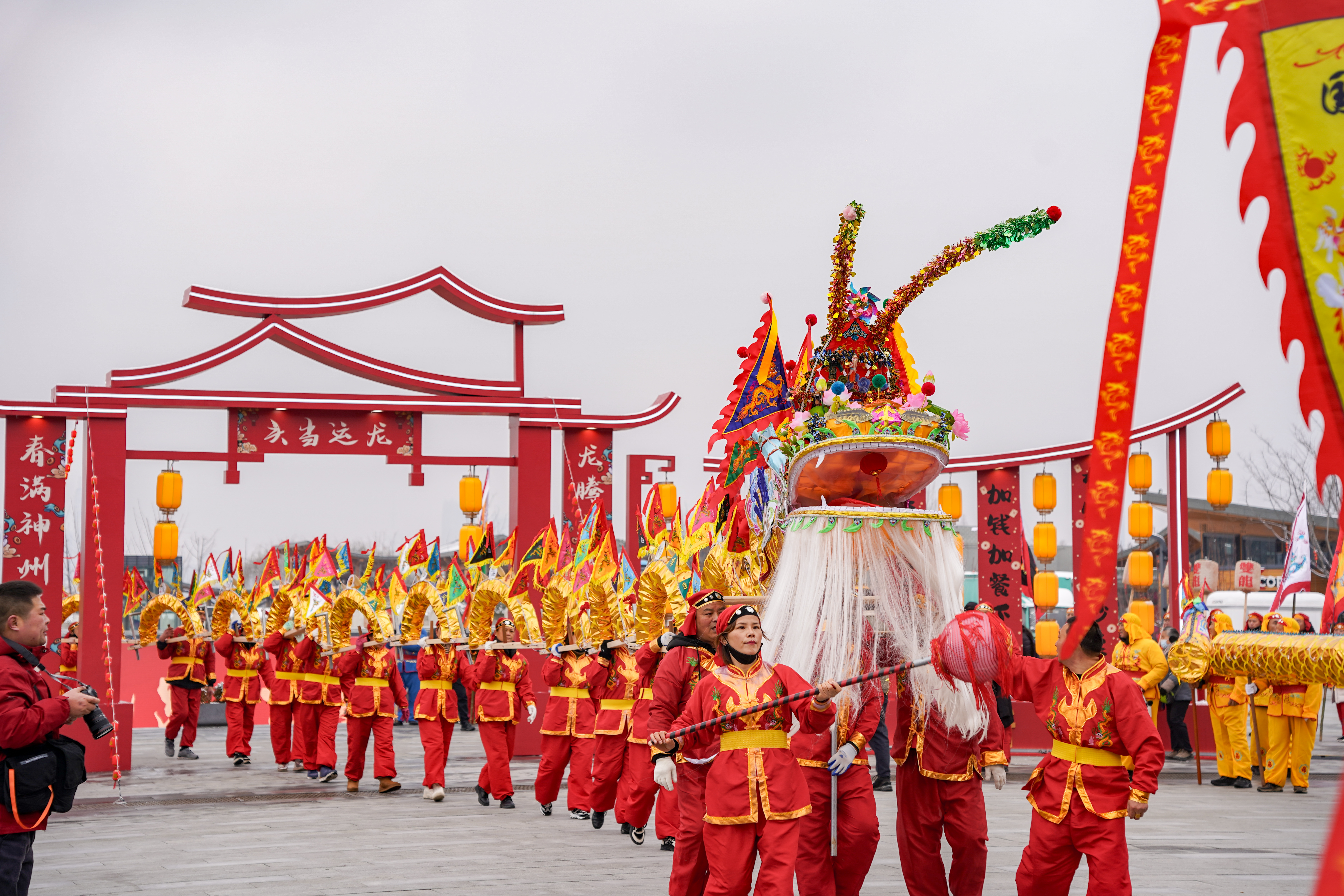 龙盘虎踞 舞龙大会在南京点亮“中国龙”