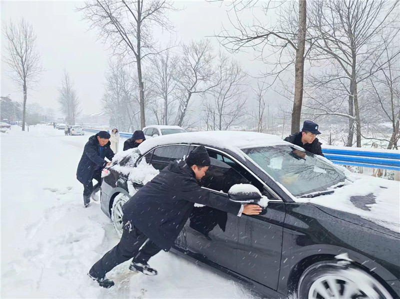 信阳新县：众志成城战风雪 全力以赴保平安_fororder_帮助过境旅客前行